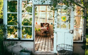 A cozy cannabis-friendly hotel room with a scenic view and discreet 420 welcome amenities to represent an article about Bud and Breakfasts and all-inclusive weed-friendly resorts.